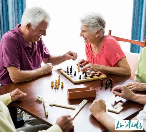 Pessoa idosa jogando xadrez para estímulo cognitivo