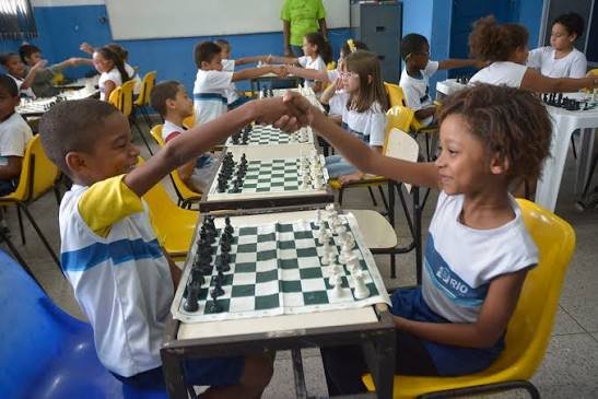 Duas crianças jogando xadrez juntas, desenvolvendo habilidades sociais